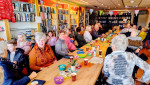 22. Als afsluiting lopen de kinderen rond de tafels